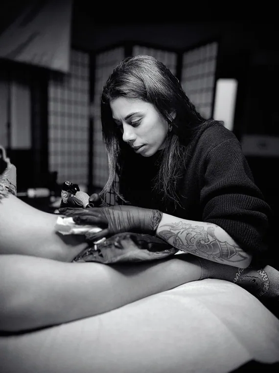 Benedetta mentre realizza un tatuaggio