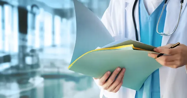 Medico con documentazione clinica